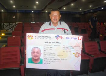 OSMAN Baba menunjukkan replika lesen memandu kelas B2 yang diperolehinya pada Majlis Penutup Program MyLesen B2 JPJ Melaka 2024 dan Hari Eksplorasi Keselamatan Jalan Raya 2024 di Banda Hilir, Melaka. - UTUSAN/AMRAN MULUP