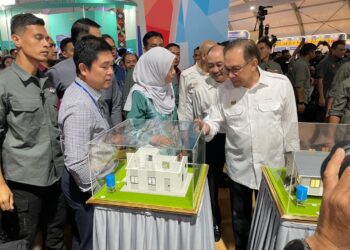 ANWAR Ibrahim diiringi oleh Ketua Menteri Sabah, Datuk Seri Hajiji Noor semasa melawat salah satu gerai pameran pada PMR 2024 di pekarangan Stadium Likas, Kota Kinabalu hari ini.