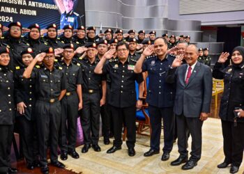 AZAM Baki (empat dari kanan) bersama kadet Kor Suar yang menerima Pentauliahan Pegawai Integriti Muda di UniSZA, Kuala Nerus, hari ini. - UTUSAN/PUQTRA HAIRRY ROSLI