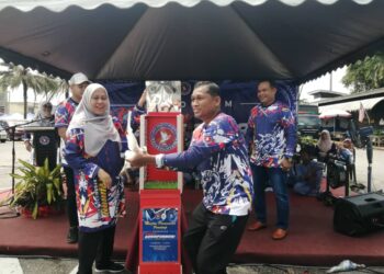 ZAINUDIN Abdullah (kanan) menyempurnakan gimik Majlis Perasmian Penutup Mini Karnival Program Berinformasi AADK 2024 di Kuala Berang, Hulu Terengganu, hari ini. - UTUSAN/NOOR HAYATI MAMAT