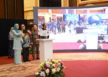 SULTANAH Nur Zahirah (kiri) melancarkan program WIFIdx pada Majlis Santapan Petang sempena Majlis Konvokesyen UMT Kali Ke-22 di Taman Tamadun Islam, Kuala Terengganu,hari ini. - UTUSAN/KAMALIZA KAMARUDDIN