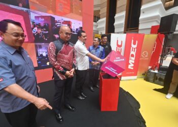 MOHAMAD NIZAR Najib (tiga dari kiri), mewakili Menteri Besar merasmikan Program Jelajah Saya Digital (JSD)@Kuantan dan Pahang Teknologi Revolusi Expo (TReX) 2024 di Kuantan, Pahang. - FOTO/SHAIKH AHMAD RAZIF