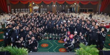 SEBAHAGIAN daripada atlet kontinjen Terengganu bergambar selepas muncul juara keseluruhan SUKSEM 2024 di Kuala Terengganu, malam tadi. - UTUSAN/TENGKU DANISH BAHRI TENGKU YUSOFF