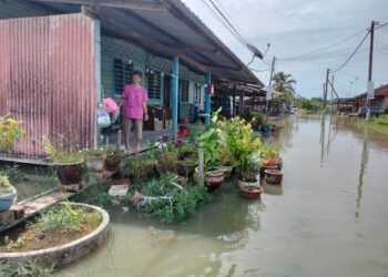 KEADAAN air pasang besar yang berlaku di Kampung Sungai Ayam, Batu Pahat.