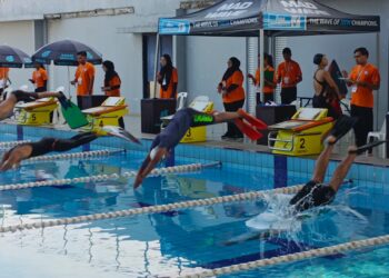 PARA perenang menyertai acara finswimming di Kompleks Sukan EduCity, Iskandar Puteri.