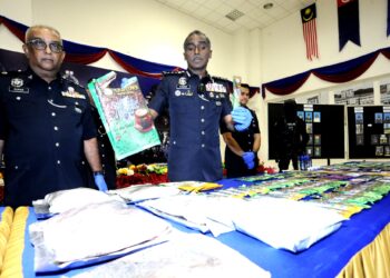 M. KUMAR menunjukkan dadah yang dirampas daripada sindiket dalam sidang akhbar di IPK Johor, Johor Bahru.