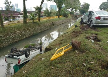 SEBUAH pacuan empat roda terjunam ke dalam parit selepas dirempuh kenderaan lain ketika memasuki simpang di Jalan Kasa, Taman Sentosa, Johor Bahru.