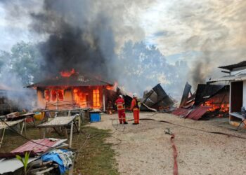 ANGGOTA bomba memadamkan kebakaran yang memusnahkan lima rumah di Kampung Sungai Ayam, Batu Pahat.