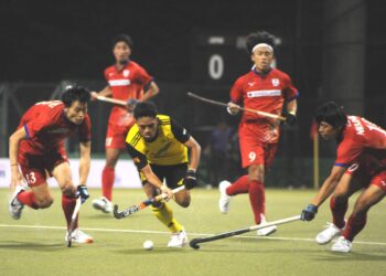 PEMAIN negara, Ashraf Adam cuba melepasi dua pemain Jepun, Shogo Sasaki dan Jota Nakajima pada Kejohanan Hoki Antarabangsa Piala Sultan Johor di Stadium Johor, Taman Daya, Johor Bahru.