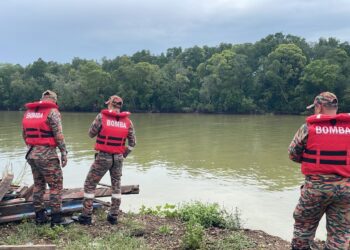 ANGGOTA Jabatan Bomba dan Penyelamat Malaysia (JBPM) melakukan tinjauan di kawasan sekitar mangsa dilaporkan jatuh di Jeti Batu 3, Kampung Kurnia di Kuantan, Pahang. - FOTO IHSAN JBPM Pahang