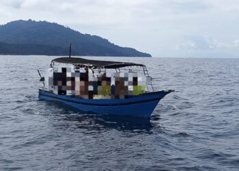 BOT pelancong beroperasi tanpa lesen yang ditahan Maritim Malaysia di muara Kuala Besut, Besut, semalam.