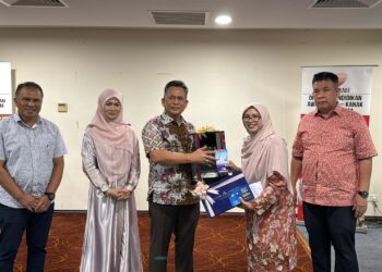 AHMAD Razif Abd Rahman (tengah) menyampaikan cenderamata kepada Nur Hidayah Abdul Rahman (dua, kanan)  pada Majlis Makan Malam Kolej Ketengah Bersama Pengamal Media di Kuala Nerus, malam tadi. - UTUSAN/PUQTRA HAIRRY ROSLI