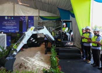 STEVEN Sim Chee Keong (kiri) melakukan gimik perasmian Majlis Pecah Tanah Penubuhan Rehabilitasi Perkeso Wilayah Timur di Merang, Setiu, hari ini. - UTUSAN/PUQTRA HAIRRY ROSLI