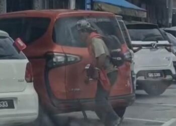 TANGKAP layar menunjukkan seorang lelaki warga asing mematahkan pengelap cermin belakang kenderaan diparkir di Terminal Bas Batu Pahat.