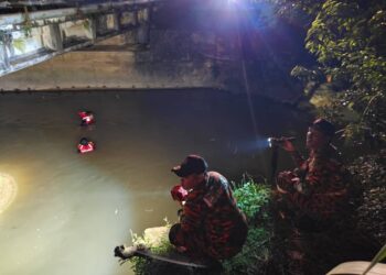 ANGGOTA bomba menjalankan operasi mencari dan menyelamat seorang lelaki yang dilaporkan lemas di Sungai Melana, Kangkar Pulai, Iskandar Puteri.