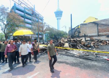 AL-SULTAN Abdullah Ri’ayatuddin Al-Mustafa Billah Shah (tengah) meninjau tiga deretan kedai lama berusia 134 tahun yang terbakar di Jalan Besar di Kuantan, Pahang. - UTUSAN/SHAIKH AHMAD RAZIF