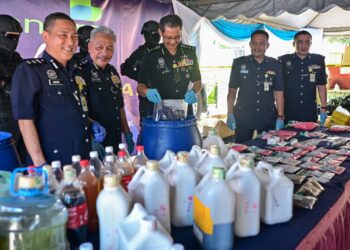 MOHD. Khairi Khairudin (tengah) melupuskan dadah yang dirampas pada Majlis Serahan Barang Kes Narkotik Bagi Program Pelupusan 2024 di Kuala Terengganu. hari ini. - UTUSAN/PUQTRA HARRY ROSLI