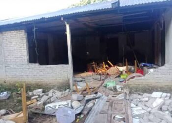 DINDING rumah Husin Bah Nap pecah akibat dirosakkan kawanan gajah liar di Kampung Tew Kenrok, Pos Berani di Lipis, Pahang. - FOTO/HARIS FADILAH AHMAD