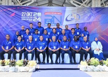 PENGERUSI Barisan Nasional (BN), Datuk Seri Dr. Ahmad Zahid Hamidi (duduk, tengah) dan Wan Rosdy Wan Ismail (duduk, empat dari kiri) pada Konvensyen BN Pahang 2024 di Dewan Tun Abdul Razak di Temerloh, Pahang. - FOTO/SHAIKH AHMAD RAZIF