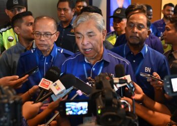 AHMAD Zahid Hamidi (tengah) ketika ditemui pemberita pada Konvensyen BN Pahang sempena sambutan Ulangtahun Jubli Emas ke-50 BN di Dewan Tun Abdul Razak di Temerloh, Pahang. - FOTO/SHAIKH AHMAD RAZIF