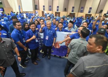 AHMAD Zahid Hamidi (tengah), menyantuni dan bergambar bersama UMNO Siswa yang turut hadir pada Konvensyen Barisan Nasional Negeri Pahang 2024 di Dewan Tun Abdul Razak di Temerloh, Pahang. - FOTO/SHAIKH AHMAD RAZIF