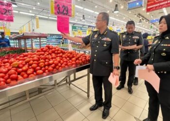 AZMAN Ismail (kiri) ketika meninjau pematuhan Skim Harga Maksimum Musim Perayaan (SHMMP) Deepavali 2024 di Pasir Puteh, Kelantan, hari ini. - UTUSAN/TOREK SULONG