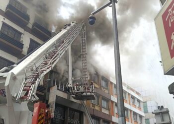 ANGGOTA bomba dan penyelamat masih meneruskan kerja-kerja pemadaman kebakaran sebuah rumah kedai tiga tingkat di Lorong Haji Taib 5 pagi tadi. - IHSAN JBPM KL