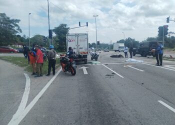 KEADAAN motosikal mangsa yang rosak selepas terbabit kemalangan di Lebuh AMJ berhampiran Sungai Petai, Alor Gajah, Melaka.