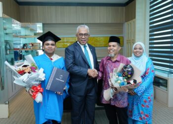 YUSERRIE Zainuddin (dua dari kiri) menyantuni keluarga graduan yang terlibat kemalangan di persimpangan lampu isyarat di Kolej Universiti Widad di Kuantan, Pahang.