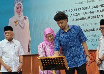 TENGKU Hassanal Ibrahim Alam Shah (dua dari kanan) bersama Tunku Azizah Aminah Maimunah Iskandariah (tiga dari kanan) ketika merasmikan Program Sejambak Kasih Peribumi, Jiwa Madani di Institut Pendidikan Guru Kampus Tengku Ampuan Afzan (IPGKTAA) di Lipis, Pahang.