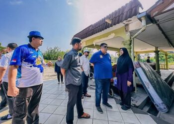 AB. RAUF Yusoh (dua dari kanan) meninjau rumah penduduk yang mengalami kerosakan berikutan bencana ribut dan hujan lebat di Kuala Linggi, Alor Gajah, Melaka.