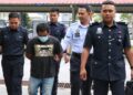 JIMHAR Albasar (dua dari kiri) dibawa ke Mahkamah Sesyen Seremban hari ini bagi berdepan pertuduhan memandu lori dengan di bawah pengaruh dadah berbahaya sehingga menyebabkan kematian seorang pemandu kereta dalam kejadian di Nilai, Seremban pada 27 September lalu.-UTUSAN/MOHD. SHAHJEHAN MAAMIN.