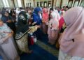 DR. WAN Azizah Wan Ismail bersalaman dengan hadirin pada program Cahaya Dhuha, Sejahtera Jiwa sempena Hari Kesihatan Mental Sedunia 2024 di Masjid Sri Sendayan, Seremban hari ini.-UTUSAN/NUR SHARIEZA ISMAIL.