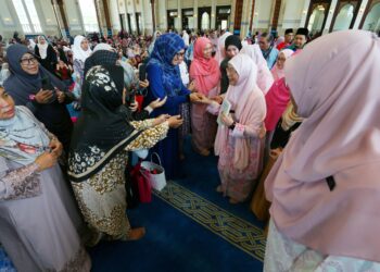 DR. WAN Azizah Wan Ismail bersalaman dengan hadirin pada program Cahaya Dhuha, Sejahtera Jiwa sempena Hari Kesihatan Mental Sedunia 2024 di Masjid Sri Sendayan, Seremban hari ini.-UTUSAN/NUR SHARIEZA ISMAIL.