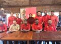 MOHAMAD Hanifah Abu Baker (baris depan, tiga dari kiri) bersama kepemimpinan Bersatu Negeri Sembilan pada sidang akhbar di Seremban, hari ini.-UTUSAN /NUR SHARIEZA ISMAIL.