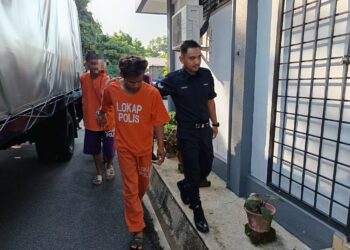 MUHAMMAD Rafik Asraaf Fauzi (depan) dibawa ke Mahkamah Majistret Rembau hari ini bagi didakwa atas melakukan kesalahan mencuri duit di sebuah premis kedai di Gemas, Tampin awal bulan ini.-UTUSAN/NOR AINNA HAMZAH.