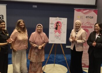 AZLIN Hezri (tiga dari kiri) merasmikan Majlis Pelancaran Pink Etiqa yang turut disaksikan Dr. Vignesvari (kiri) serta Siti Nita Zuhra (dua dari kanan) di Bandar Baru Nilai, Nilai, Seremban hari ini.-UTUSAN/NUR SHARIEZA ISMAIL