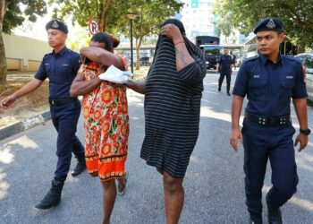 S. ASOK KUMAR (dua dari kanan) dan. T.C. Peter (dua dari kiri) didakwa di Mahkamah Sesyen Seremban hari ini atas pertuduhan menyebabkan kecederaan fizikal terhadap seorang kanak-kanak lelaki berusia enam tahu.-UTUSAN/MOHD. SHAHJEHAN MAAMIN.