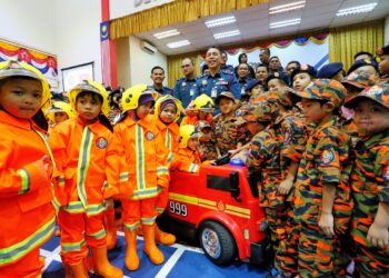 ABDUL Khair Osman (tengah) bergambar bersama ahli Kelab Bomba Cilik dan pasukan pakaian seragam, Bomba Junior selepas melancarkan kedua-dua kelab itu pada Majlis Perhimpunan Bulanan JBPM Negeri Sembilan di Dewan Dato' Haji Hamzah, JBPM Negeri Sembilan di Seremban 2, Seremban hari ini-UTUSAN/MOHD. SHAHJEHAN MAAMIN.