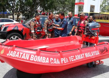 ABDUL Khair Osman (empat dari kiri) memeriksa tahap persediaan anggota bomba dan aset-aset bagi menghadapi MTL selepas Majlis Perhimpunan Bulanan Bagi Bulan Oktober 2024 JBPM Negeri Sembilan di Dewan Dato' Haji Hamzah, JBPM Negeri Sembilan di Seremban 2, Seremban hari ini.-UTUSAN/MOHD. SHAHJEHAN MAAMIN.