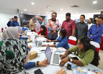 AHMAD Jailani Muhamed Yunus (berdiri empat dari kanan) beramah mesra dengan pemohon pekerjaan pada Majlis Perasmian Pusat Temu Duga, SPA Seremban di UTC Negeri Sembilan@Angsana Seremban di Seremban hari ini.-UTUSAN/MOHD. SHAHJEHAN MAAMIN.