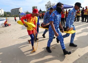 ANGGOTA APM melakukan demonstrasi penyelamat pantai pada Majlis Penutup CDLC Tahun 2024 di Pantai Batu 5, Port Dickson hari ini.-UTUSAN/MOHD. SHAHJEHAN MAAMIN.