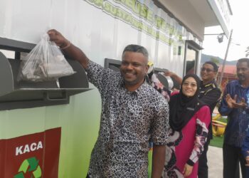 J. ARUL Kumar (kiri) hadir pada Majlis Perasmian DTRC SejaTI Madani Mantin di Kampung Baru Mantin, Seremban hari ini.-UTUSAN /NUR SHARIEZA ISMAIL