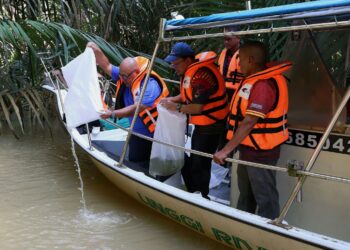 Ahli Dewan Undangan Negeri (ADUN) Linggi , Datuk Mohd Faizal Ramli melepaskan benih udang galah sambil ditemani Pengarah Perikanan Negeri Sembilan, Kasim Tawe (dua, kanan) sempena Program Pelepasan Benih Udang Galah ke Sungai Linggi dan Inventori Perikanan Darat di Pengkalan Kempas, di sini, hari ini. FOTO/ MOHD SHAHJEHAN MAAMIN