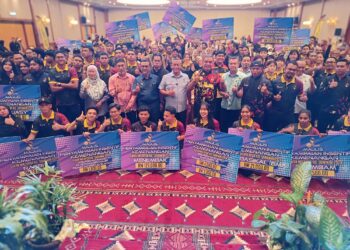 AMINUDDIN Harun (tengah) bergambar bersama para pegawai dan atlet pada Majlis Penyampaian Insentif Atlet Negeri Sembilan ke Sukan Malaysia (Sukma) Sarawak 2024 di Seremban hari ini.-UTUSAN/NAZARUDIN SHAHARI.