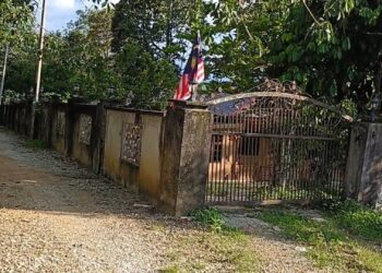 LORONG masuk ke rumah Mohd. Sukeri Karim perlu melalui pagar rumah Sabari Baharom yang terletak di Kampung Mengkuang Tengah, Kuala Pegang di Baling.