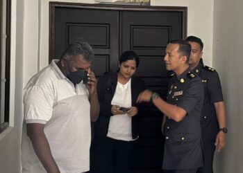 G. Chandrakumar (kiri) didenda RM80,000 kerana memiliki diesel tanpa lesen selepas didapati bersalah di Mahkamah Sesyen Sungai Petani.