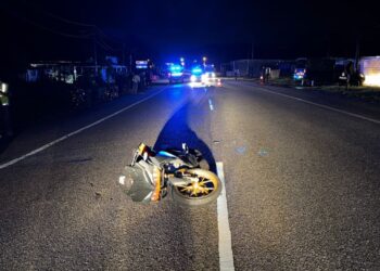 KEADAAN motosikal dinaiki Amir Mustorfa yang terlibat dalam kemalangan jalan raya berhampiran sebuah stesen minyak di Jalan Baru Kulim-Baling-Gerik, Ketemba di Baling. - IHSAN POLIS