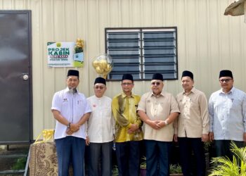 ABD Ghani Zainuddin (tiga kanan) hadir pada Majlis Penyerahan Projek Kabin Guru Kafa di Sekolah Kebangsaan Pokok Sena.