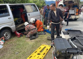 ANGGOTA bomba mengeluarkan mangsa kemalangan yang tersepit di bawah van di Jalan Baling-Weng-Tanjung Pari di Kampung Charok Putih, Baling hari ini.